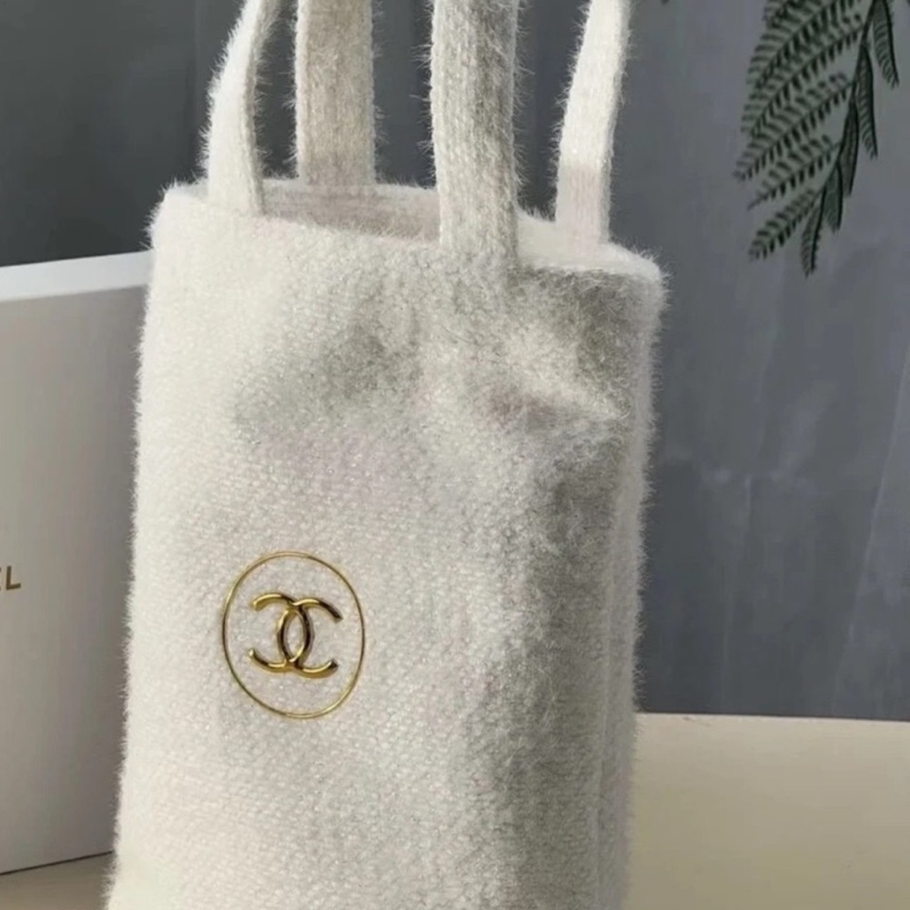 Chanel Beauté Soft Knit
Snow Metallic Mini Tote! - Picture 9 of 12